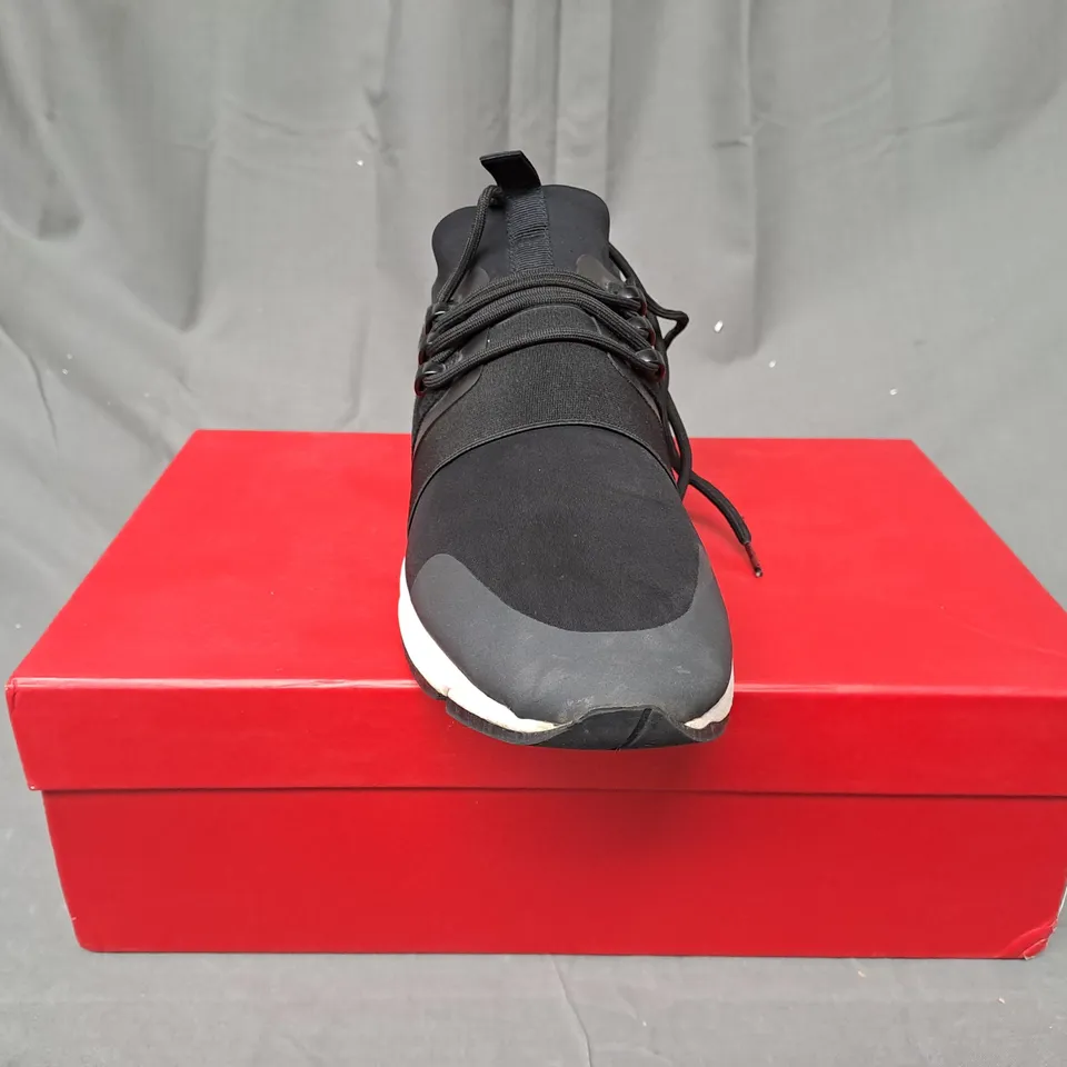 BOXED PAIR OF HUGO BOSS HYBRID RUNN TRAINERS IN BLACK UK SIZE 10