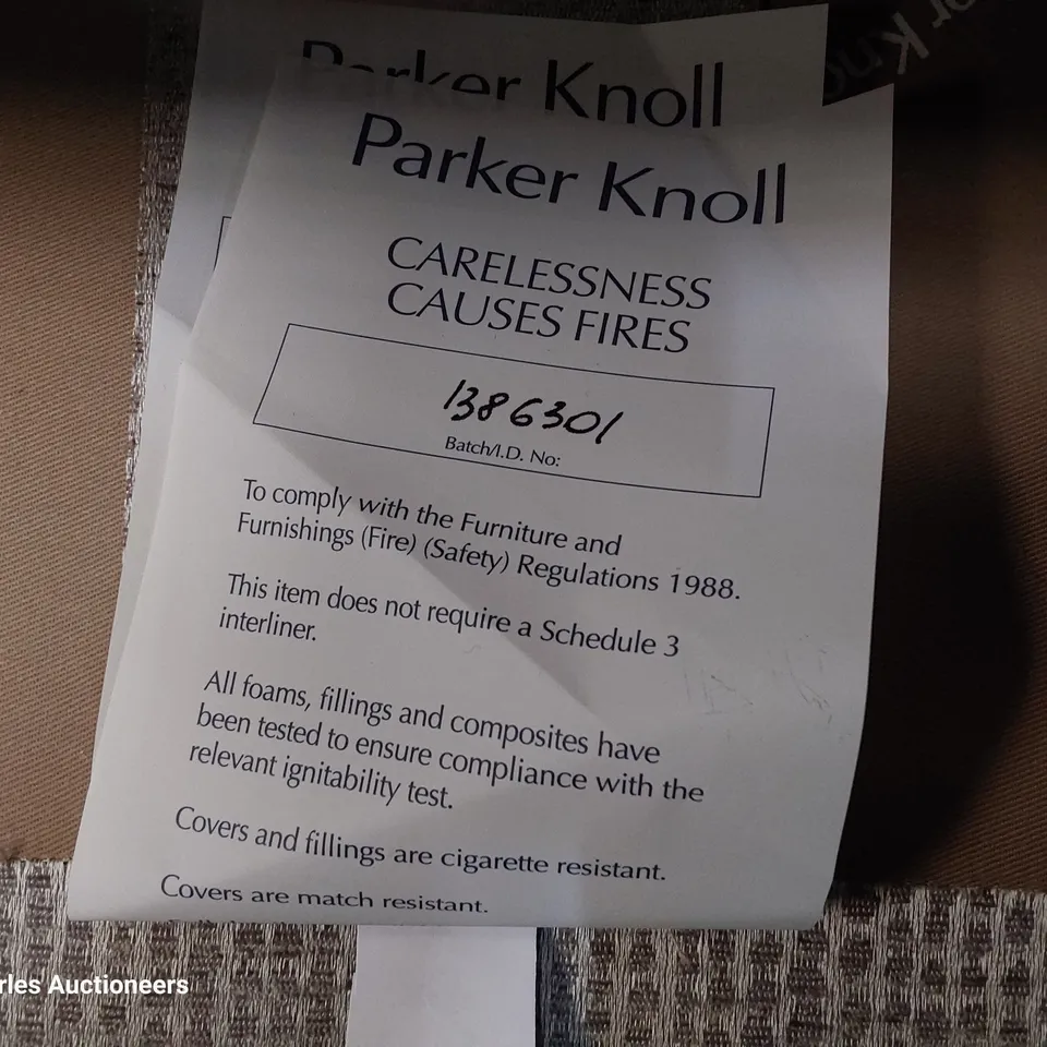 QUALITY DESIGNER PARKER KNOLL 3 SEATER SOFA IN SILVER PATTERNED FABRIC