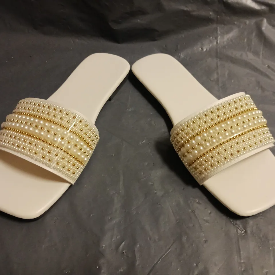 BOXED PAIR OF UNBRANDED SLIDERS IN CREAM SIZE EU 39