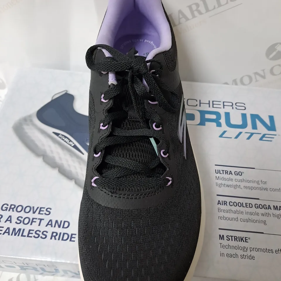 SKETCERS GO RUN LITE SIZE 10 IN BLACK AND PINK
