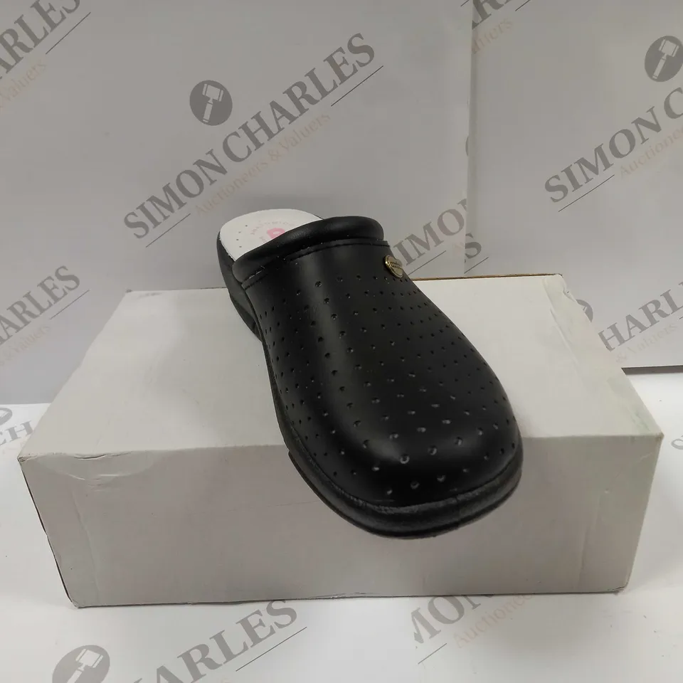 BOXED PAIR OF DEK CLOSED TOE MULES CLOGS IN BLACK UK SIZE 6