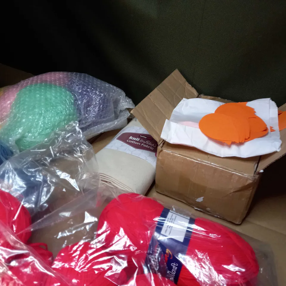 LOT OF APPROX 10 ASSORTED HOUSEHOL/CRAFT RELATED ITEMS TO INCLUDE: ASSORTED WOOL, MULTI COLOURED PAPER SPEACH BUBBLES, KNIT AND STITCH COTTON FABRIC
