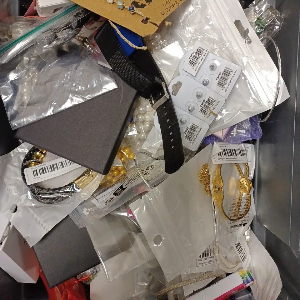 APPROXIMATELY 30 ASSORTED JEWELLERY PRODUCTS TO INCLUDE BRACELETS, RINGS, WATCHES ETC 