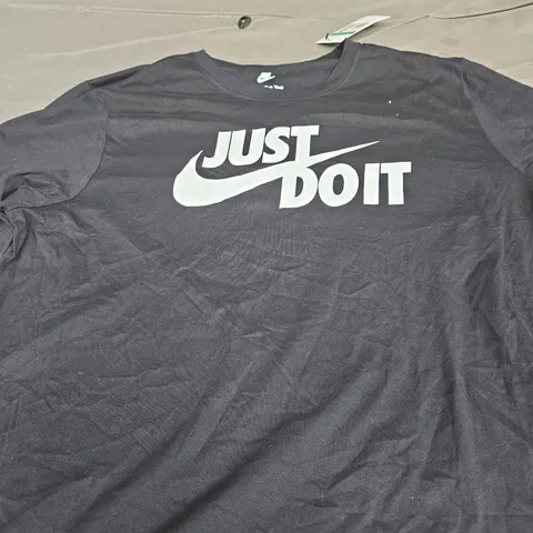 NIKE SLOGAN TEE IN BLACK SIZE XL