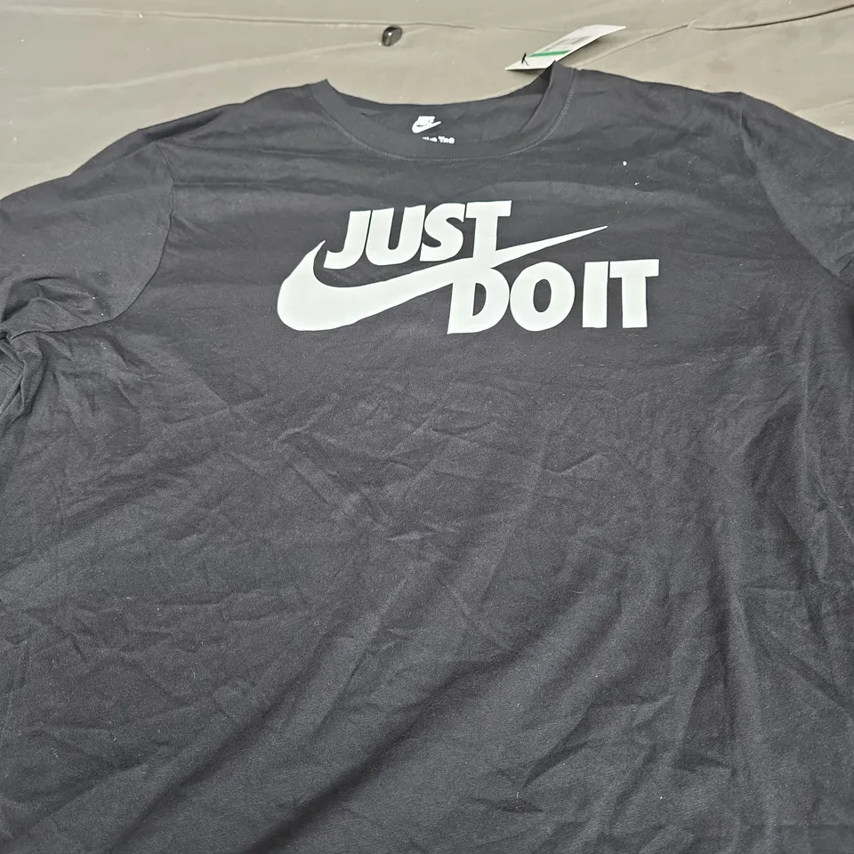 NIKE SLOGAN TEE IN BLACK SIZE XL