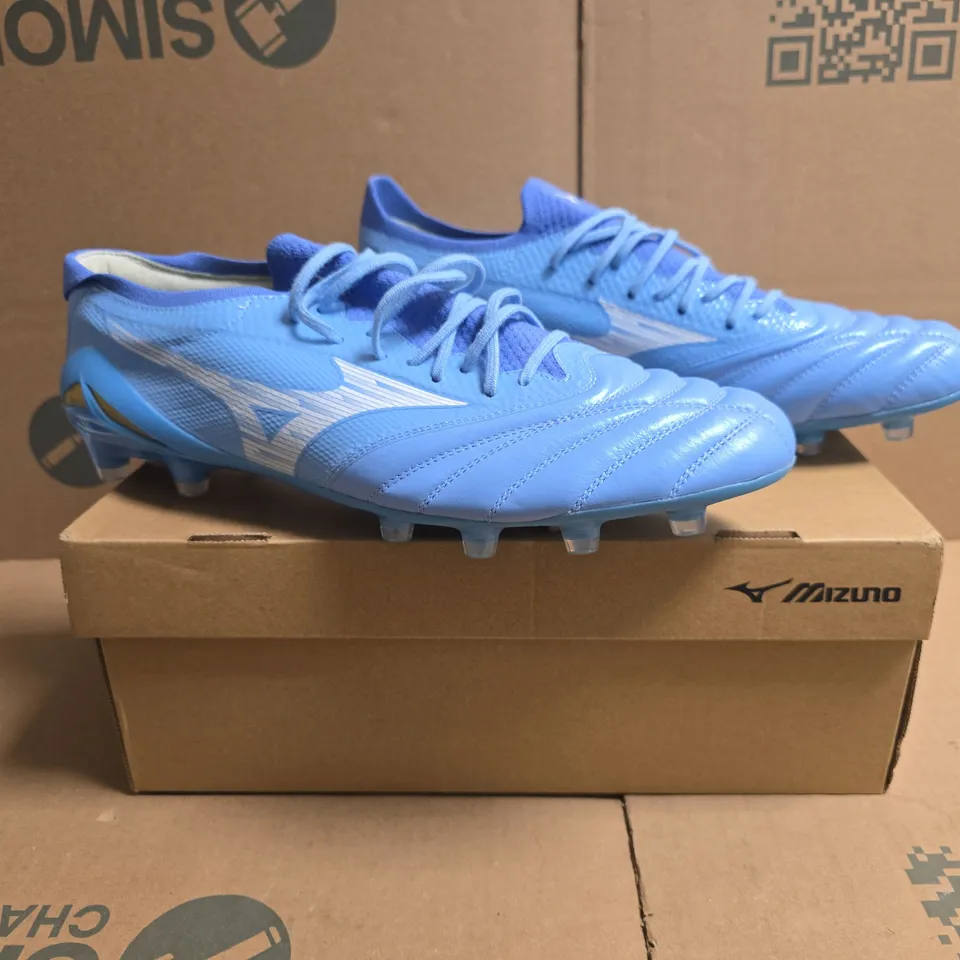 BOXED PAIR OF MIZUNO FOOTBALL BOOTS IN BLUE SIZE UK 11