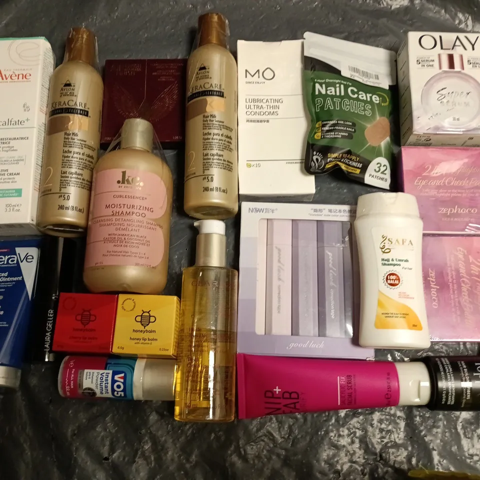 LOT OF APPROXIMATELY 20 ASSORTED HEALTH AND BEAUTY ITEMS TO INCLUDE OLAY, V05 AND NIP+ FAB