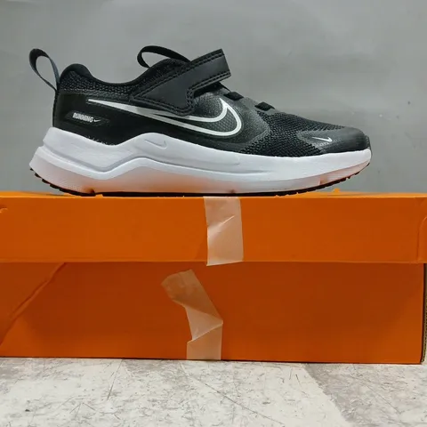 BOXED PAIR OF NIKE KID'S COSMIC RUNNER SHOES IN BLACK/WHITE SIZE UK 10.5