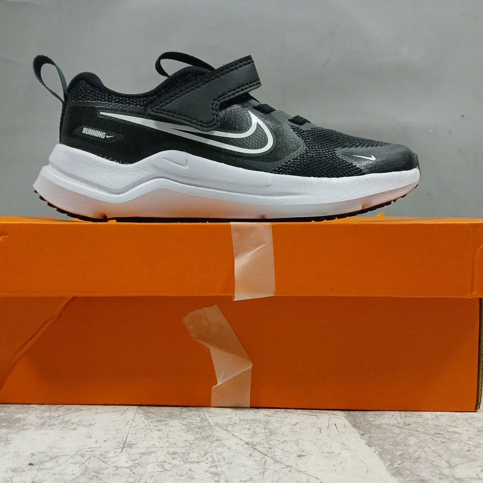 BOXED PAIR OF NIKE KID'S COSMIC RUNNER SHOES IN BLACK/WHITE SIZE UK 10.5