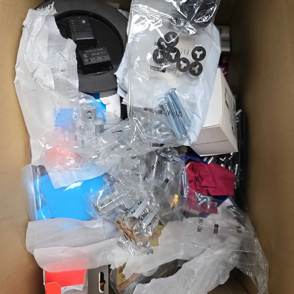 APPROXIMATELY 15 ASSORTED HOUSEHOLD PRODUCTS TO INCLUDE DOG DENTAL TOY, UTENSILS, STORAGE CONTAINER ETC