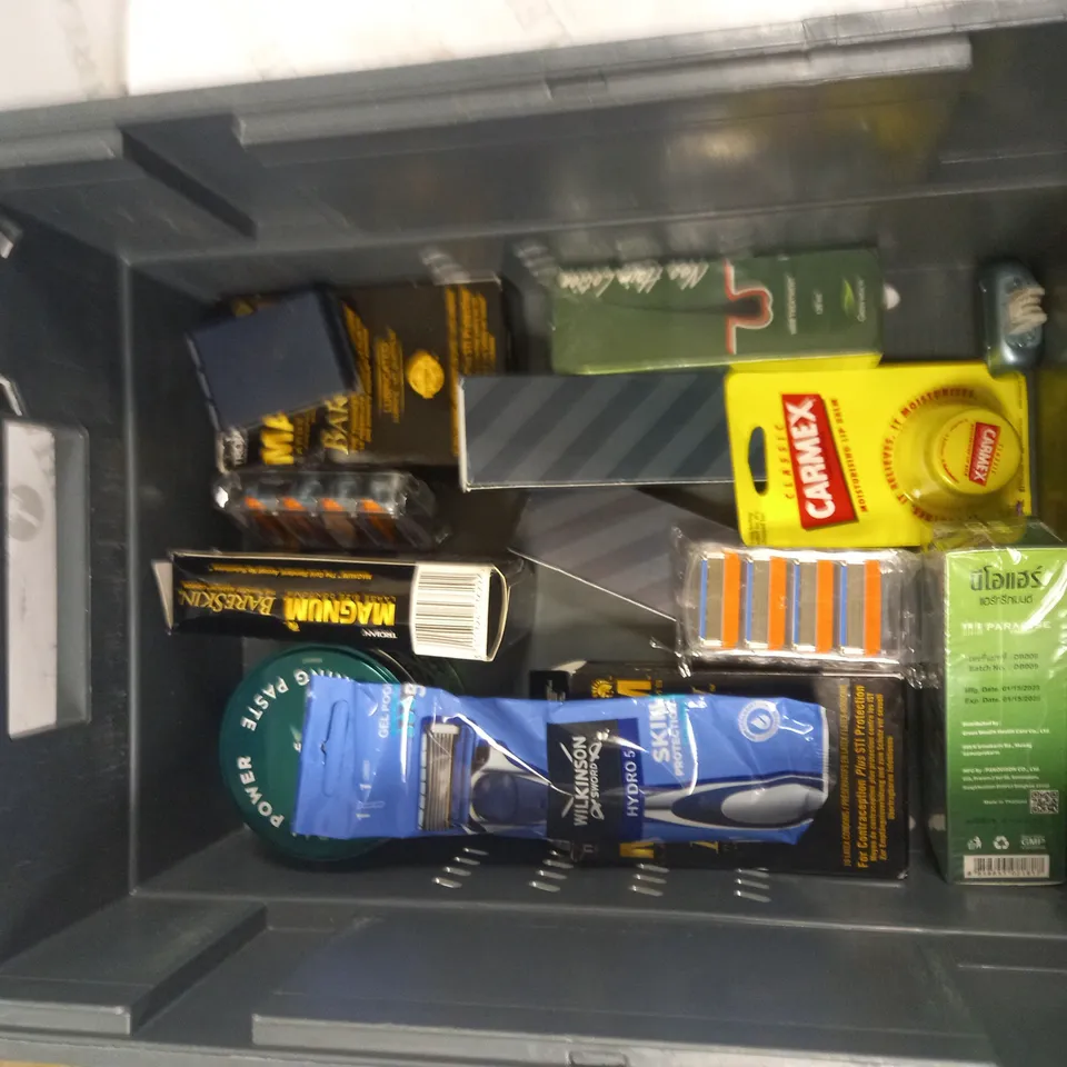 BOX TO CONTAIN APPROXIMATELY 15 ASSORTED MEN'S HEALTHCARE PRODUCTS, INCLUDING RAZORS AND HAIR-CARE ITEMS  