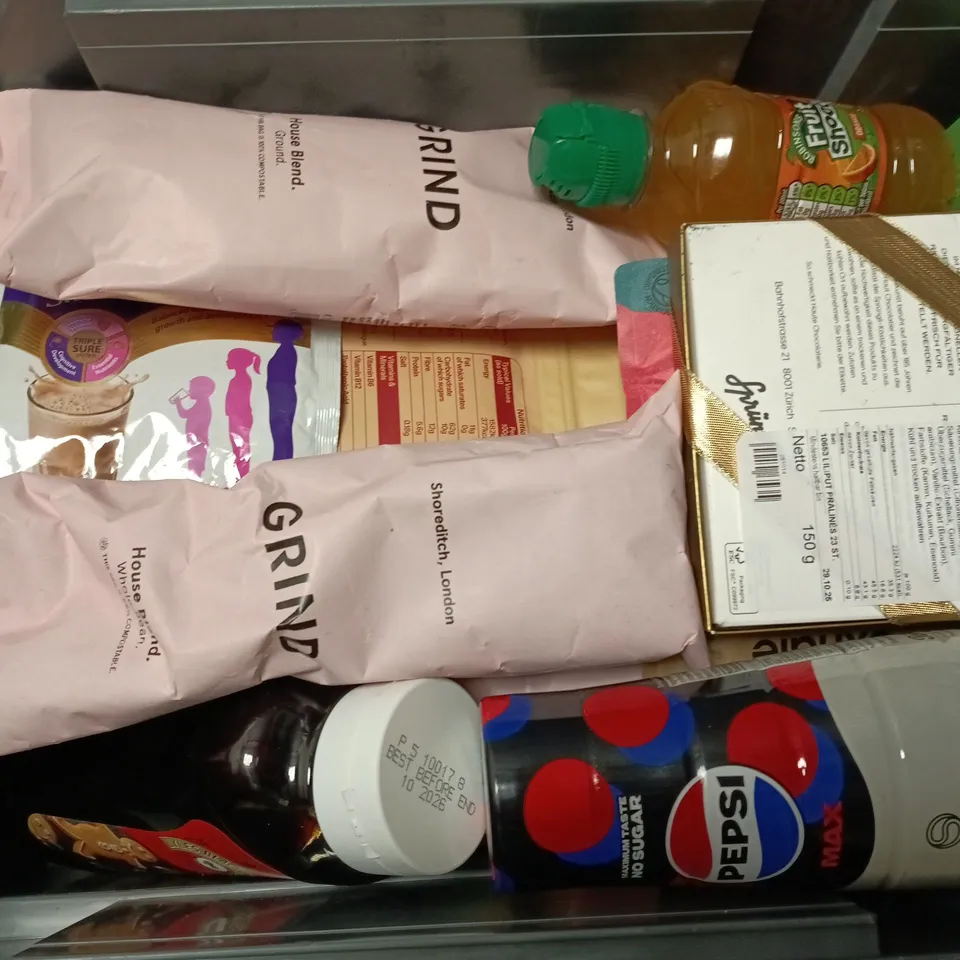 APPROXIMATELY 15 ASSORTED FOOD & DRINK ITEMS TO INCLUDE MYPROTEIN BROWNIE, GRIND COFFEE HOUSE BLEND, DIRTEA CHAI, ETC, ETC - COLLECTION ONLY