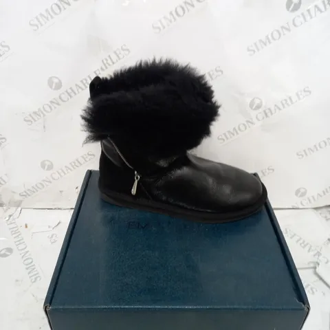 BOXED PAIR OF EMU TEDDY WURREN BOOTS IN BLACK - UK SIZE 7