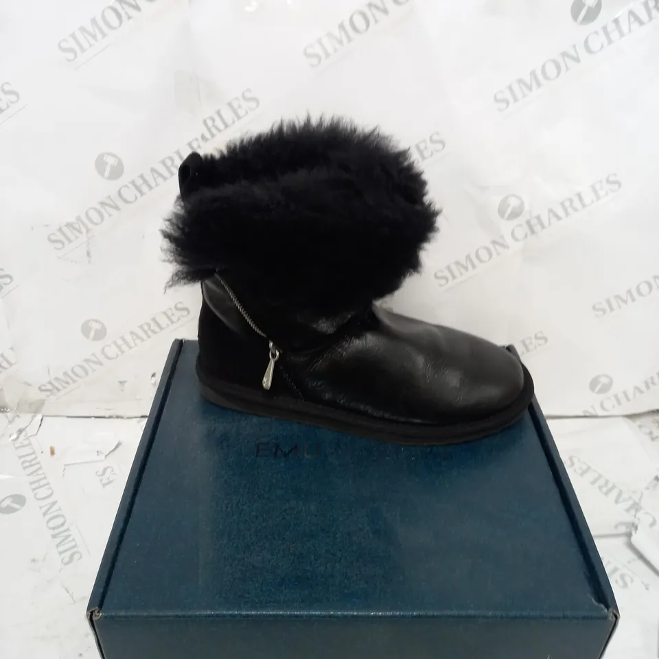 BOXED PAIR OF EMU TEDDY WURREN BOOTS IN BLACK - UK SIZE 7