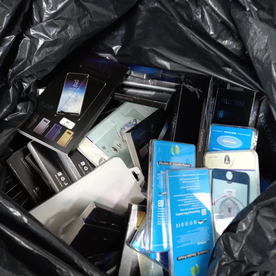 LARGE ASSORTMENT OF VARIOUS SMARTPHONE ACCESSORIES TO INCLUDE BATTERIES & SCREEN PROTECTORS 