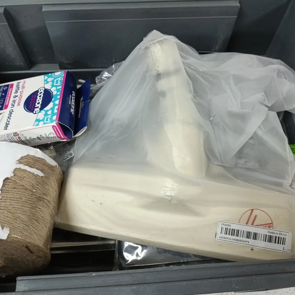 APPROXIMATELY 12 ASSORTED HOUSEHOLD ITEMS TO INCLUDE HOOVER HEAD, KETTLE & IRON DESCALER, CHASSE INSECTS BAUME, ETC