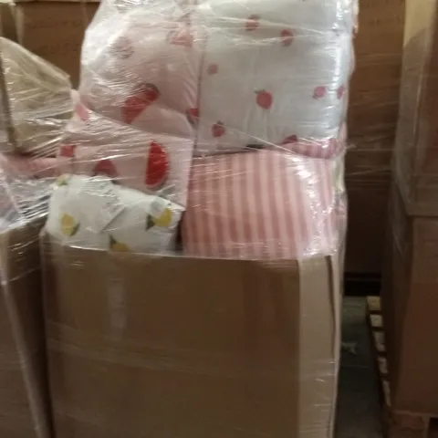 PALLET CONTAINING A LARGE QUANTITY OF CUSHIONS