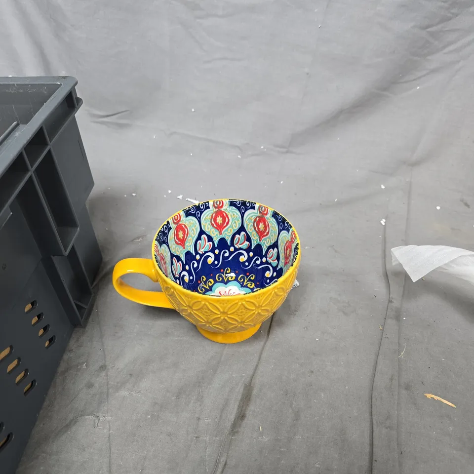 TOTE OF APPROXIMATELY 6 ASSORTED GLASS/CERAMIC ITEMS TO INCLUDE MUG AND BOWLS