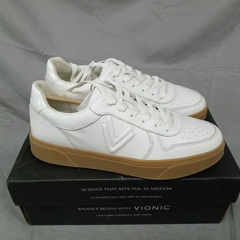 BOXED VIONIC KIM COIRT TRAUNERS IN WHITE - SIZE 8