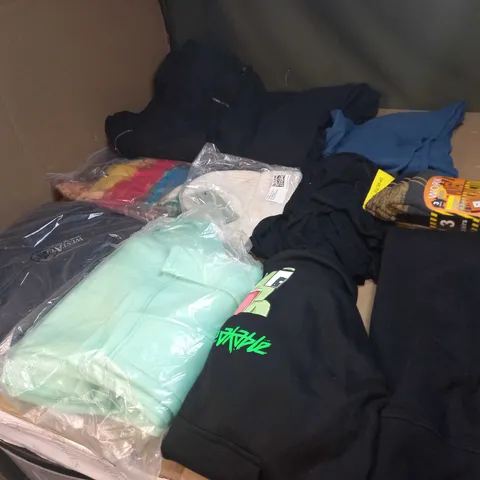 LOT OF APPROX 20 ASSORTED CLOTHING ITEMS TO INCLUDE JUMPERS, SOCKS AND T-SHIRTS