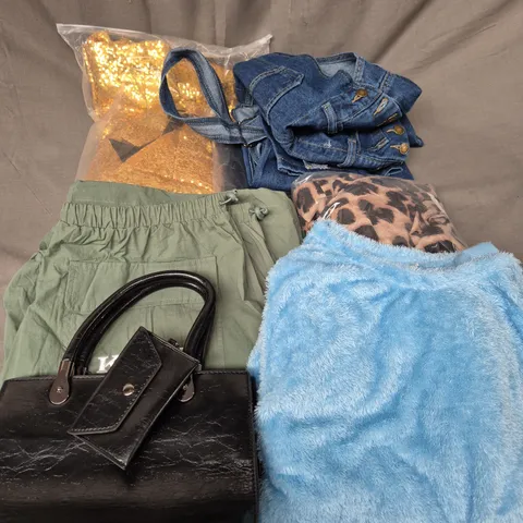 APPROXIMATELY 20 ASSORTED CLOTHING ITEMS IN VARIOUS SIZES TO INCLUDE - BAG, DUNGAREES, TROUSERS, ETC