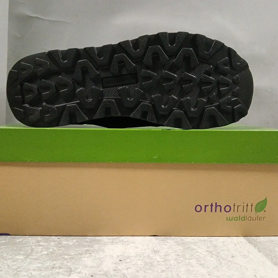 BOXED PAIR OF WALD LAUFER SHOES IN BLACK SIZE 5