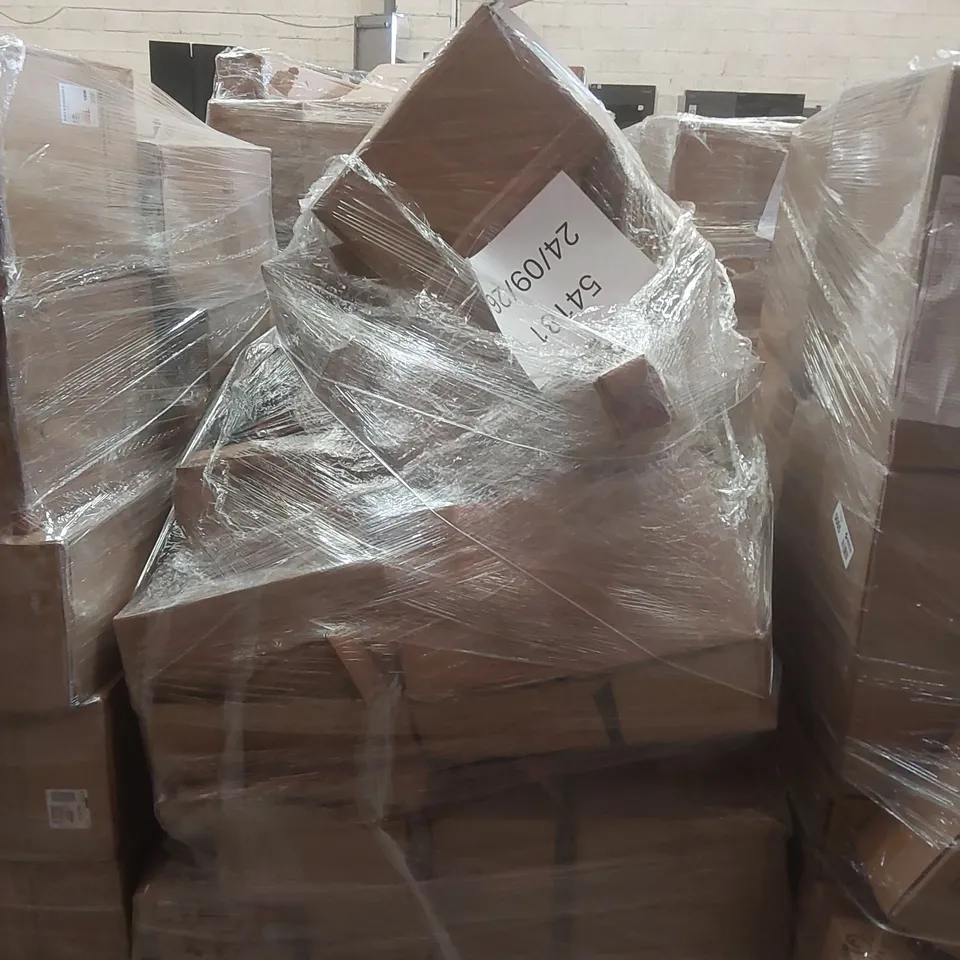 PALLET CONTAINING A VERY LARGE QUANTITY OF ASSORTED DESIGNER LIGHTING PRODUCTS