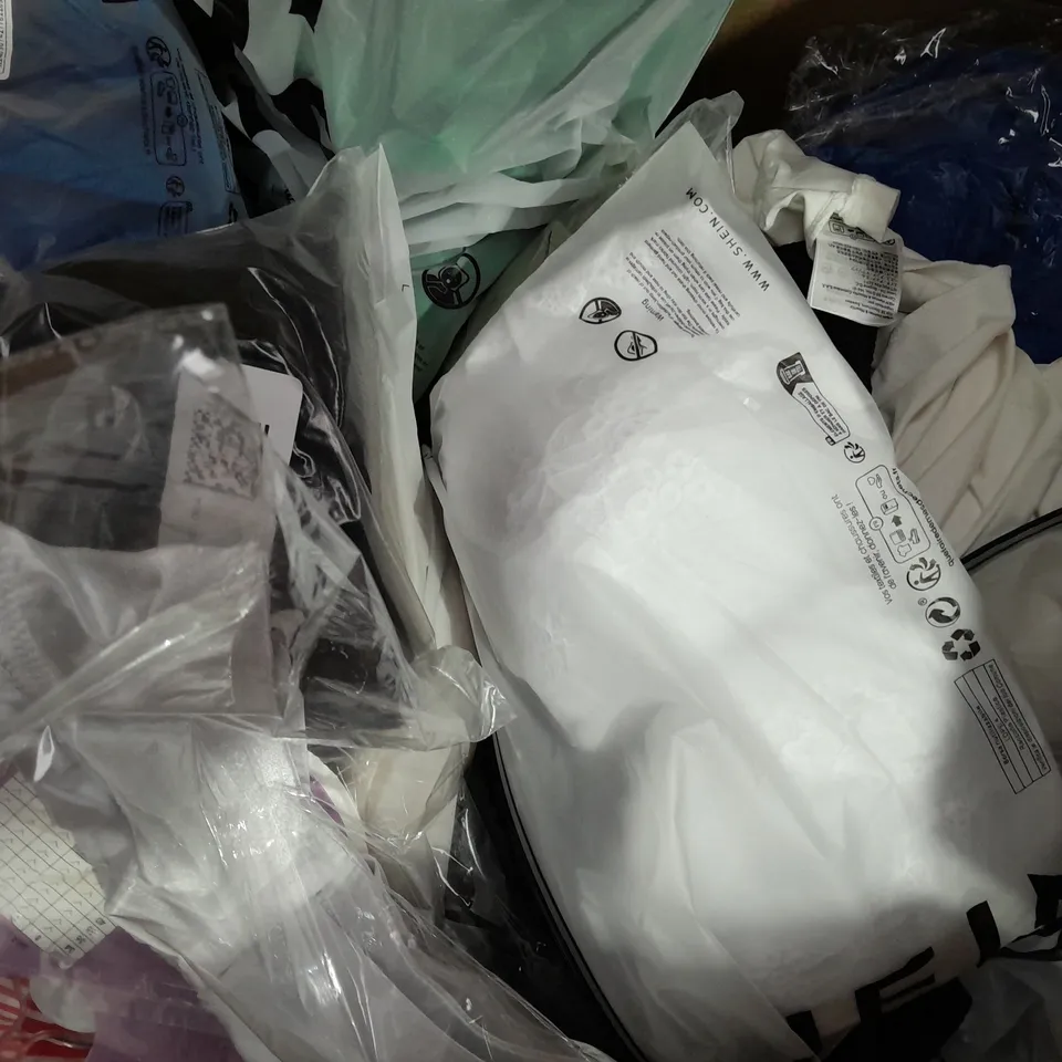 APPROXIMATELY 50 ASSORTED CLOTHING ITEMS TO INCLUDE - SHIRT, SWEATER, DRESS ETC.