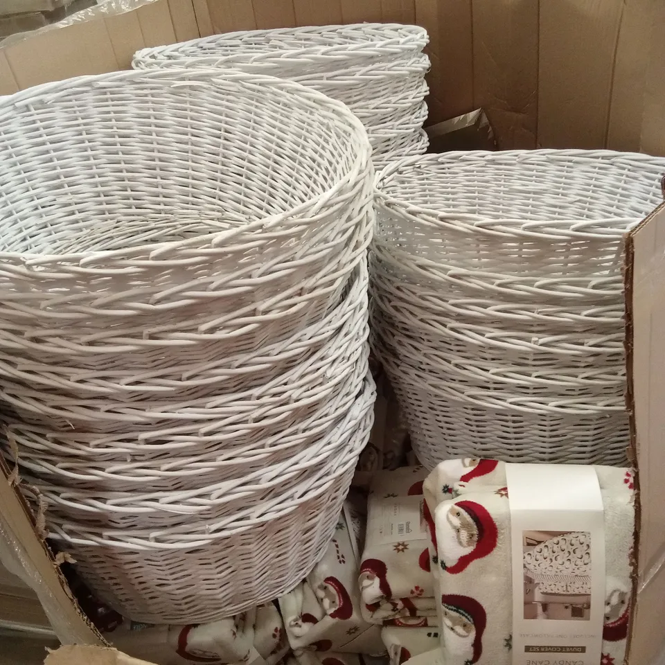 PALLET TO CONTAIN A LARGE QUANTITY OF CHRISTMAS TREE SKIRTS AND CHRISTMAS DUVET COVER SETS