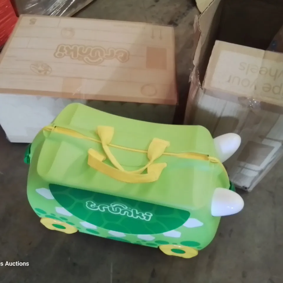 PALLET OF ASSORTED ITEMS TO INCLUDE, TRUNKI CHILDS RIDE ON SUITCASE, DECORATIONS, ICING NOZZELS SETS, SHOE HAT STAND, RESISTANCE BAND SETS.