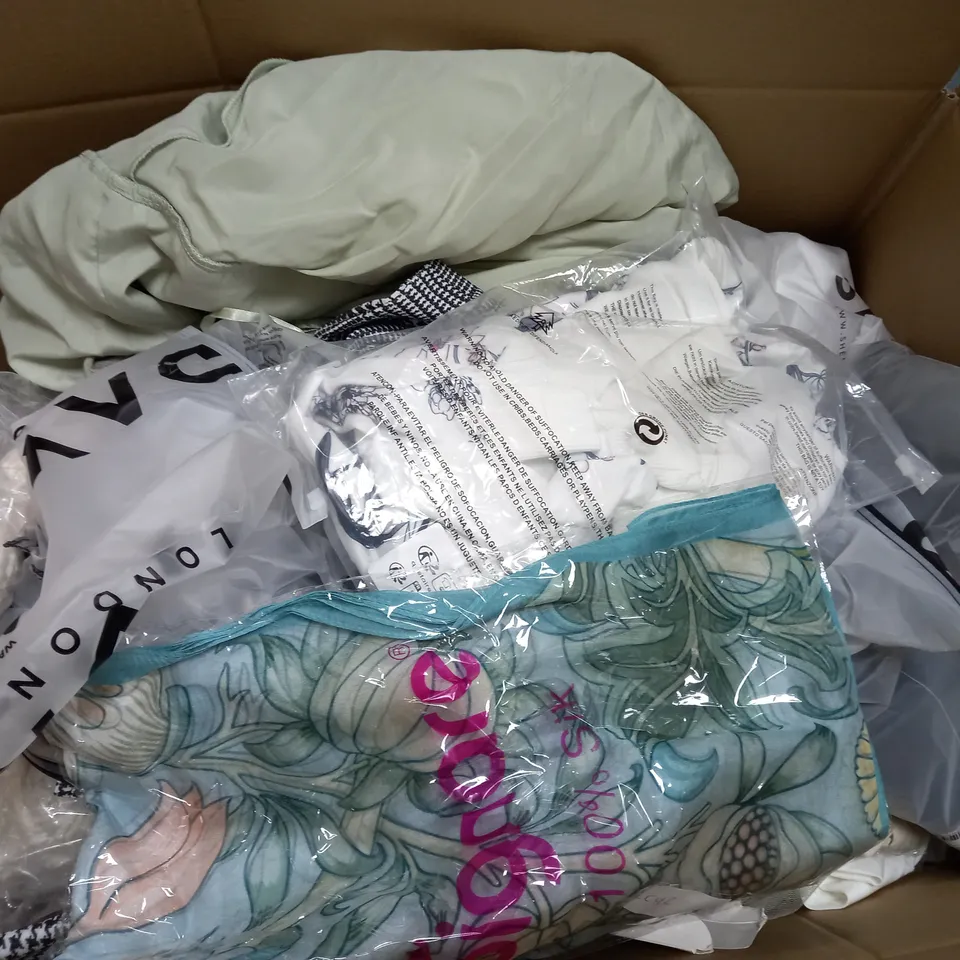 BOX OF APPROXIMATELY 25 ASSORTED CLOTHING ITEMS TO INCUDE - HAT , SOCKS , SHORTS ETC