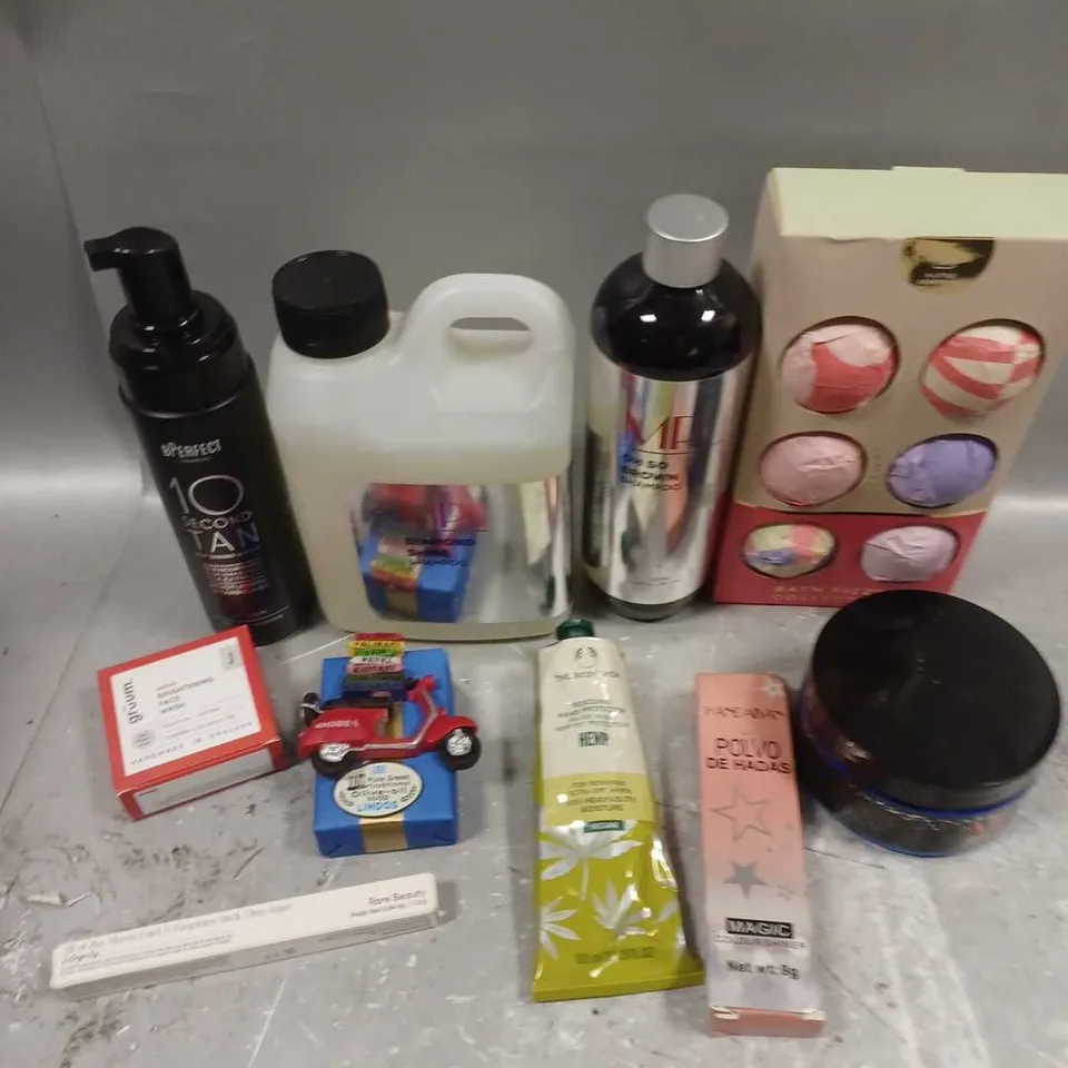 APPROXIMATELY 20 ASSORTED COSMETICS ITEMS TO INCLUDE GRUUM FACE WASH, DIAMOND SHINE SHAMPOO, BPERFECT 10 SECOND TAN ETC 