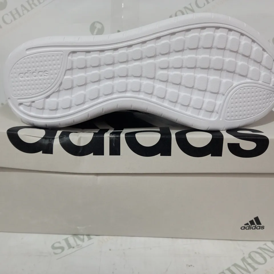BOXED PAIR OF ADIDAS QT RACER 3.0 SHOES IN BLACK/WHITE UK SIZE 6