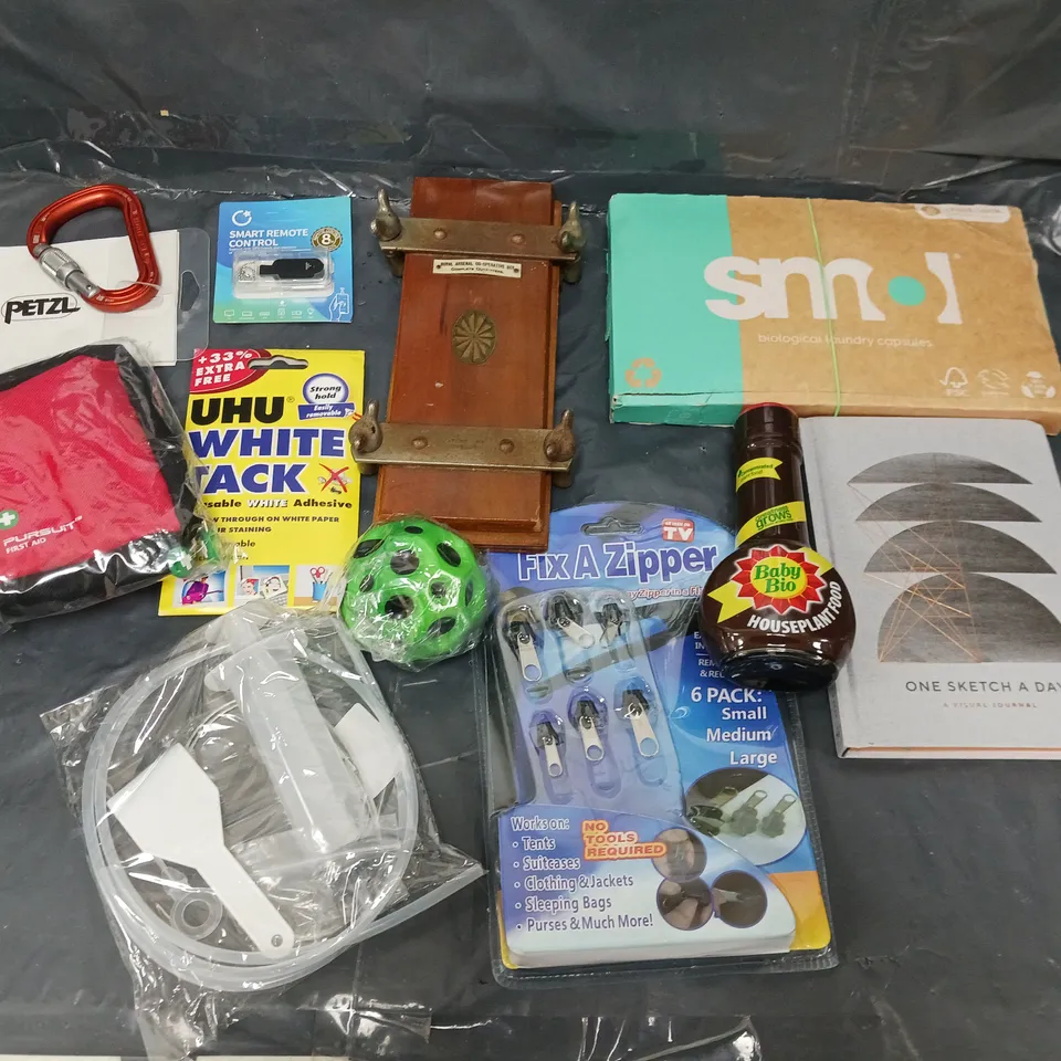 BOX OF APPROXIMATELY 8 ASSORTED ITEMS TO INCLUDE - WHITE TACK, PETZL CLIP, AND SMOL LAUNDRY CAPSULES ETC. 