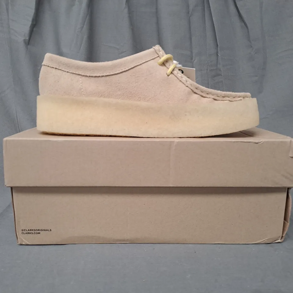 BOXED PAIR OF CLARKS WALLABEE CUP SHOES IN MAPLE UK SIZE 6