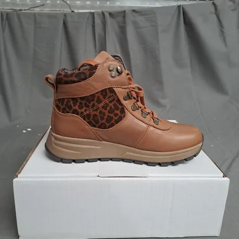 BOXED PAIR OF ADESSO BOOTS IN BROWN & ANIMAL PRINT COLOUR SIZE 3