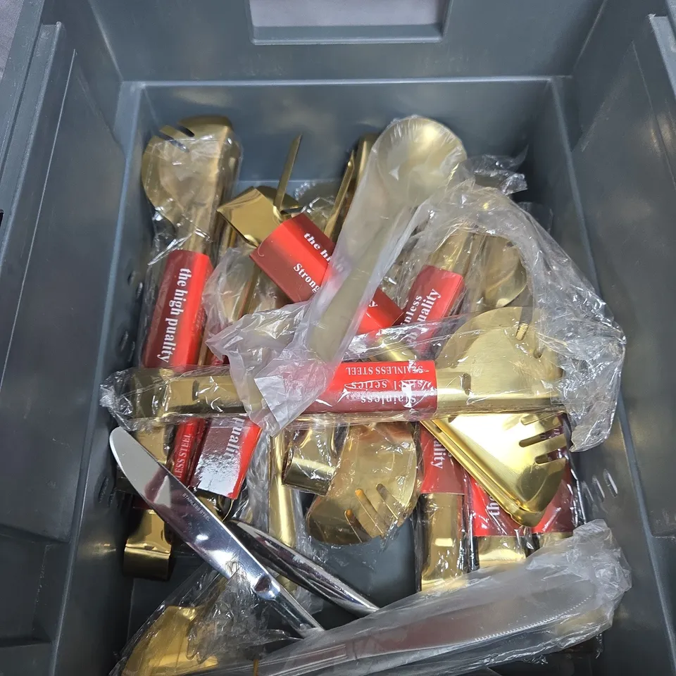 TOTE OF APPROXIMATELY 15 CUTLERY ITEMS TO INCLUDE TONGS, SPOONS AND KNIVES
