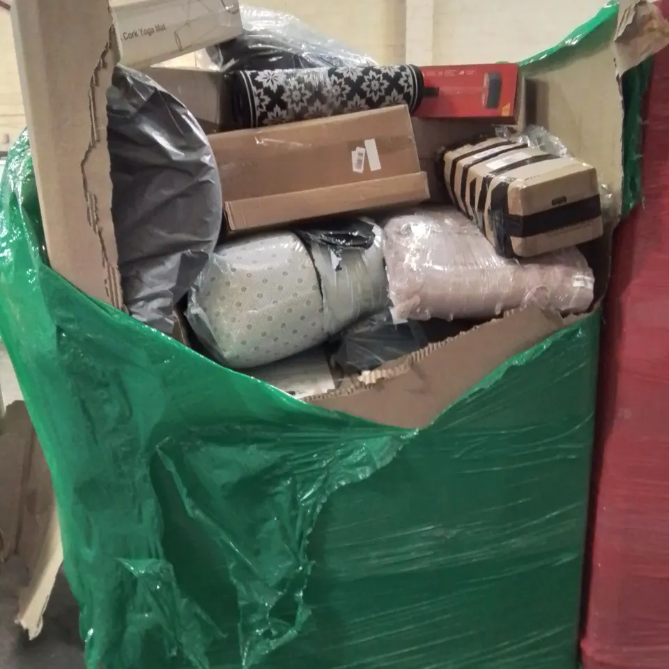 PALLET CONTAINING VARIOUS ASSORTED ITEMS TO INCLUDE: YOGA MATS, CAN'T KNEE KNOCKER, RETRACTABLE GATESETC.