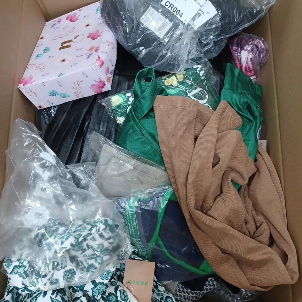 BOX OF APPROXIMATELY 22 ASSORTED CLOTHING ITEMS TO INCLUDE - DENIM SHORTS , SKIRT , TOP ETC