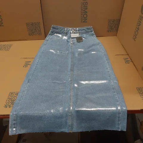 BOX CONTAINING APPROXIMATELY 4x BRAND NEW JD WILLIAMS METALIC SKIRTS - SIZE 8