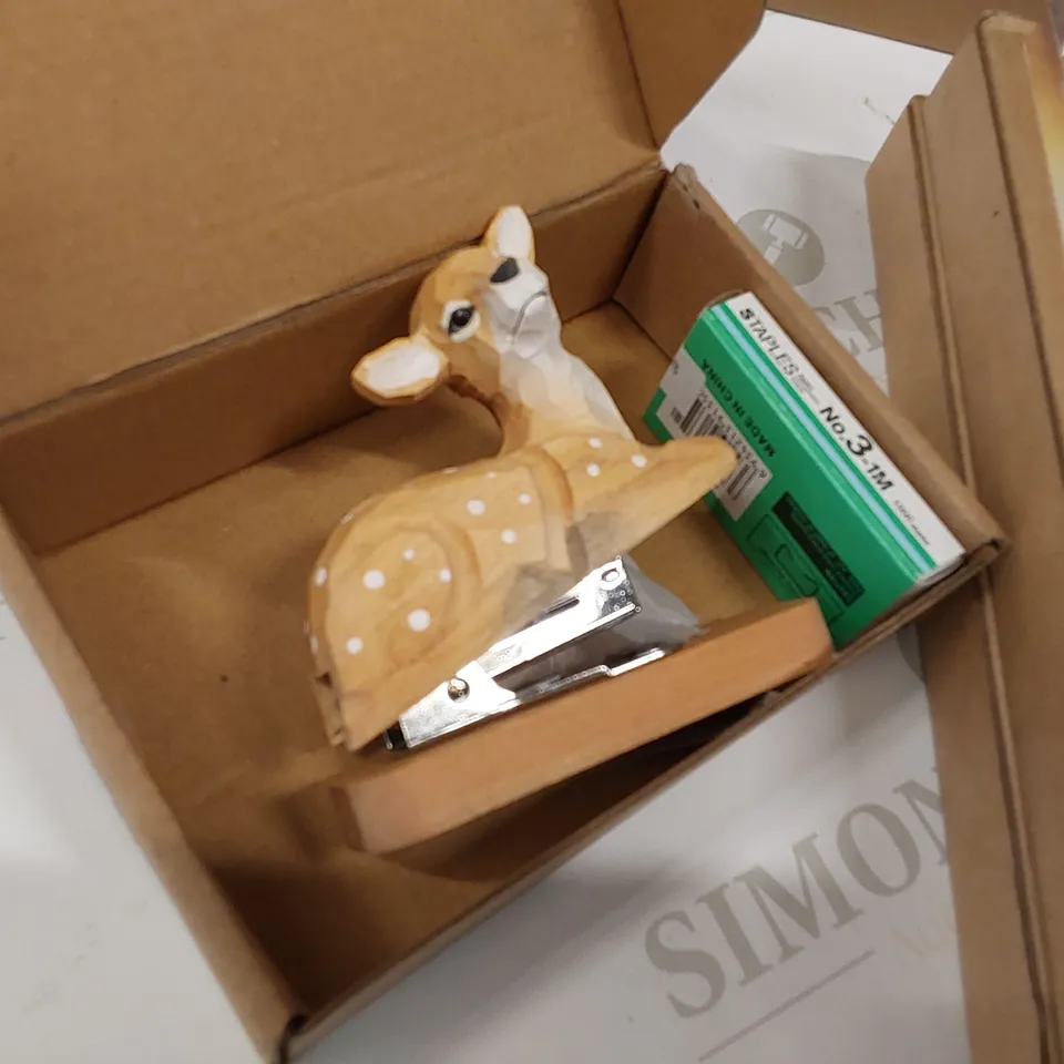APPROXIMATELY 20 BRAND NEW ITEMS TO INCLUDE: DEAR STAPLER, RUG GRIPPERS, SHOULDER BAG HANDLE