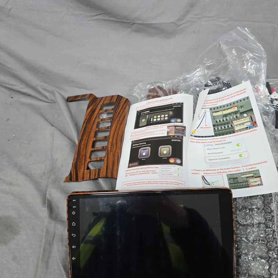 ANDROID CAR STEREO HEAD UNIT WITH CARPLAY & MIRRORLINK – WOODGRAIN FINISH