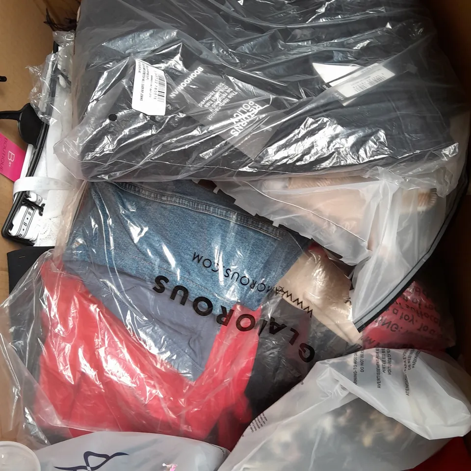 APPROXIMATELY 20 ASSORTED CLOTHING ITEMS IN VARIOUS SIZES AND STYLES TO INCLUDE - SOCKS, DRESS, CARDIGAN, ETC