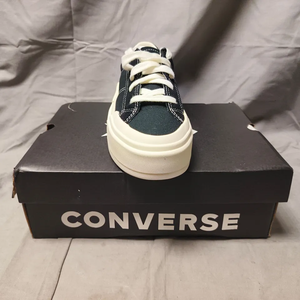 BOXED PAIR OF CONVERSE FLATFORM SHOES IN BLACK/CREAM SIZE UK 5