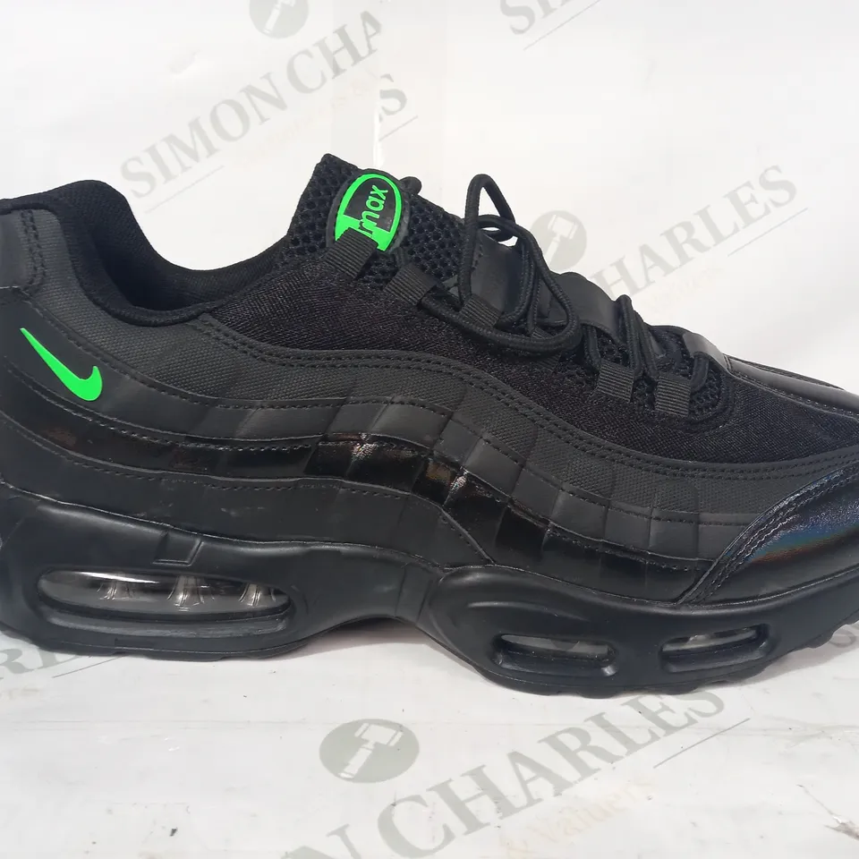 PAIR OF NIKE AIR MAX TRAINERS IN BLACK/GREEN EU SIZE 44