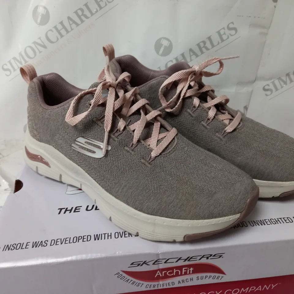 SKETCHERS ARCH COMFY TRAINER DARK TAUPE - SIZE 5