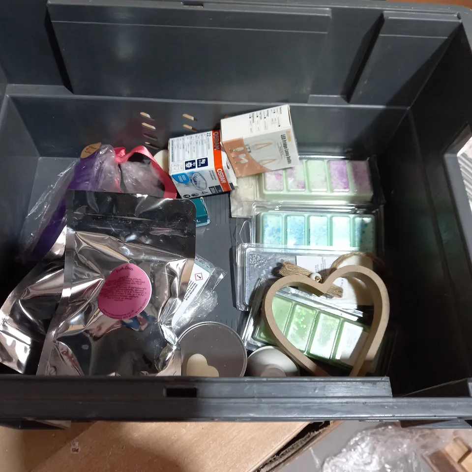 TOTE OF A APPROXIMATELY 18 ASSORTED ITEMS TO INCLUDE A SCENTED CANDLE, A USB LIGHT AND 9 HEART SHAPED TEA LIGHT