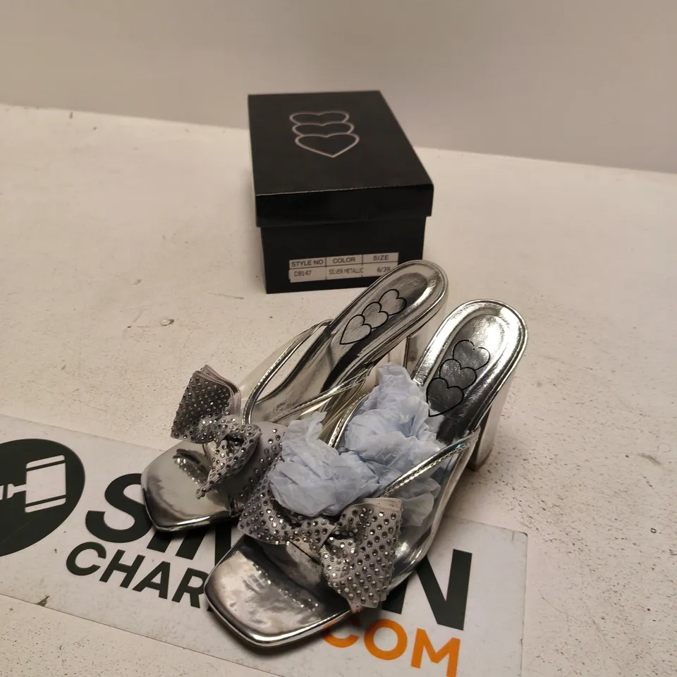 WOMEN'S SILVER METALLIC HIGH-HEELED SANDALS WITH CRYSTAL BOW – UK 6 (EU 39)