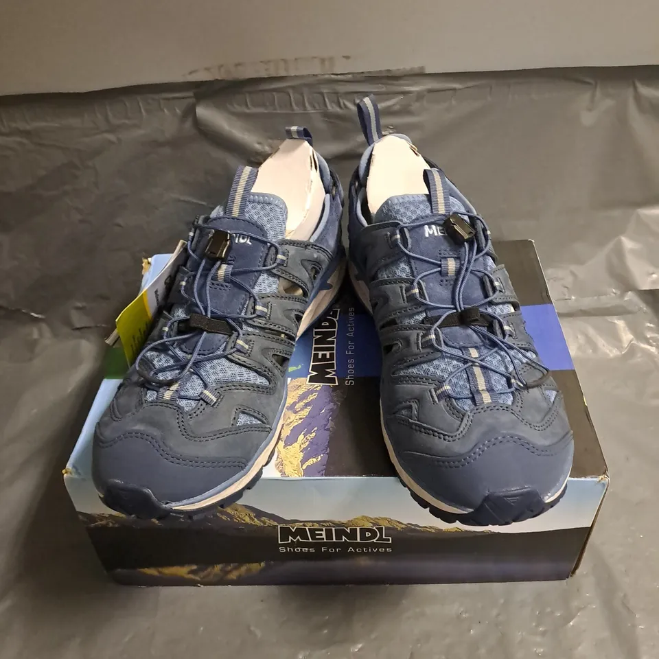 BOXED PAIR OF MEINDL BRINDISI LADY C FIT PW SANDALS IN JEAN BLUE SIZE UK 8