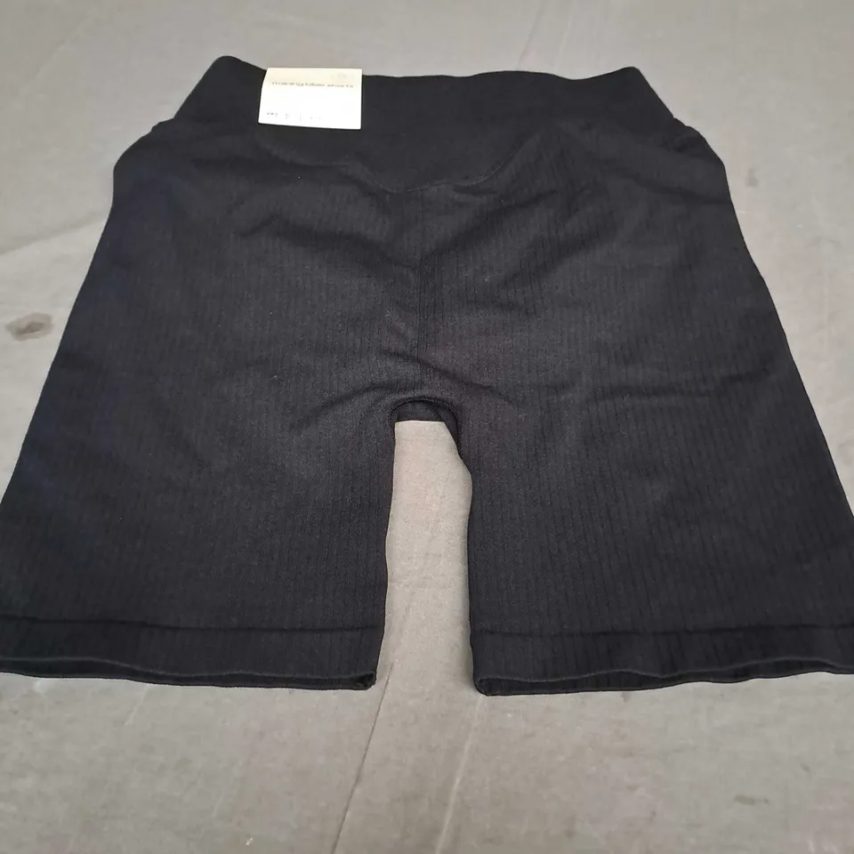 H&M TRAINING BIKER SHORTS IN BLACK - EUR LARGE